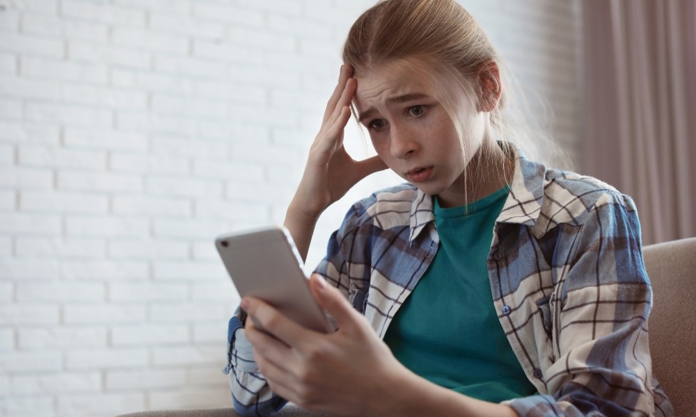 shocked-teenage-girl-with-smartphone